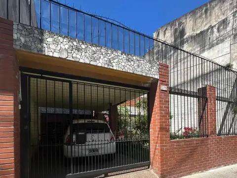 CASA CON COCHERA-PATIO-JARDÍN Y TERRAZA