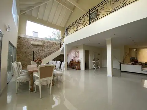 Casa en Venta con 2 cocheras