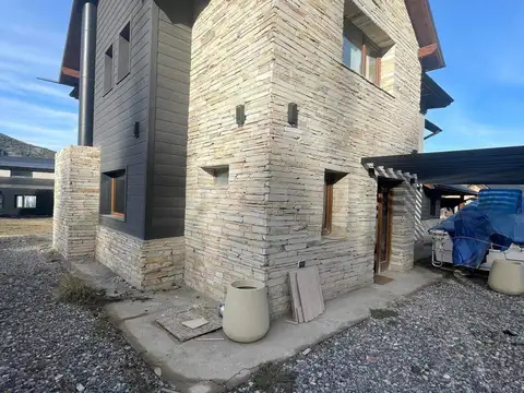 Casa 9 ambientes con 4 baños