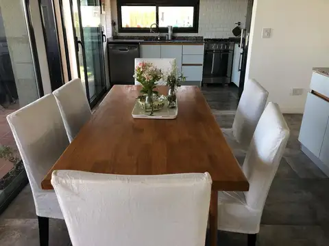 Casa en Alquiler con 2 cocheras