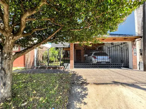 Exelente casa, cochera doble, 3 dormitorios, patio, terraza con quincho 4815308