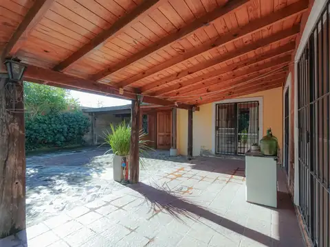 Casa en Venta con 2 cocheras