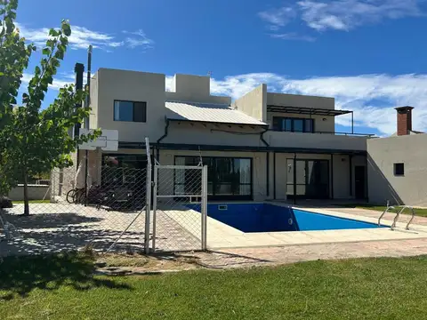 Casa 7 ambientes con 4 baños