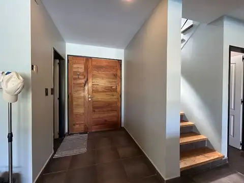 VENTA CASA 4 DORMITORIOS, B° COMAHUE GOLF CLUB