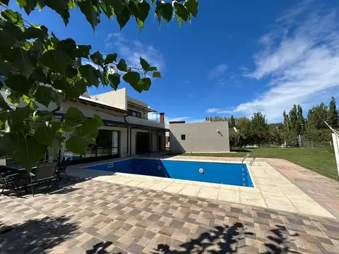 Casa en Venta con 2 cocheras