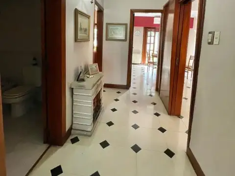 EXCELENTE CASA A LA VENTA EN COMBATIENTE DE MALVINAS 145 ADROGUE