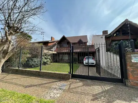 EXCELENTE CASA A LA VENTA EN COMBATIENTE DE MALVINAS 145 ADROGUE
