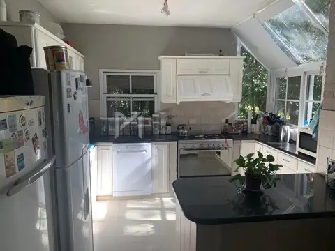 Casa en Venta con 3 cocheras