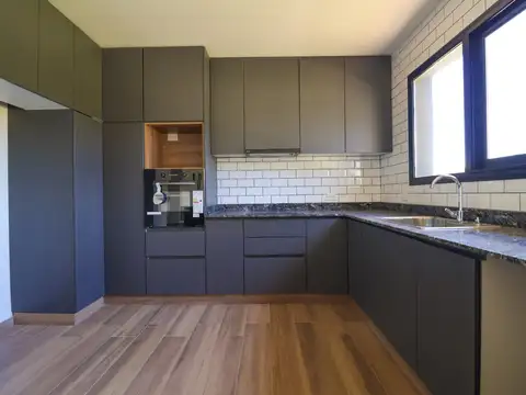 Casa en Alquiler con 1 cochera