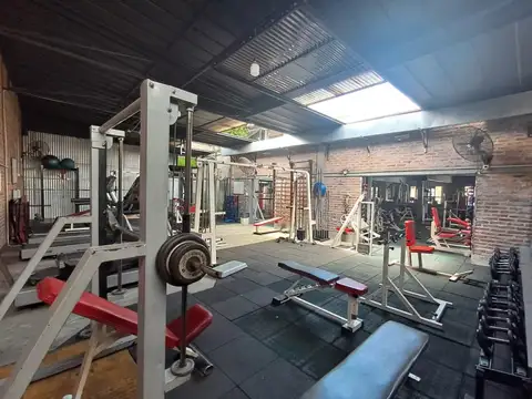 LOCAL EN 2 PLANTAS CON 2 BAÑOS/VESTUARIOS, AMPLIO PATIO CUBIERTO / SEMICUBIERTO