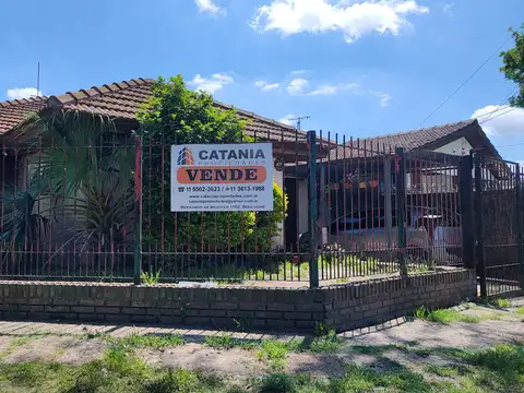 Casa lote propio en esquina.