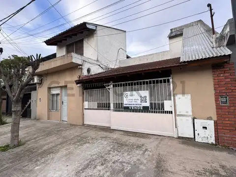 Casa con dos departamentos venta en bloque zona residencial