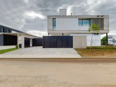 CASA DUPLEX EN VENTA EN BARRIO QUIMILAR