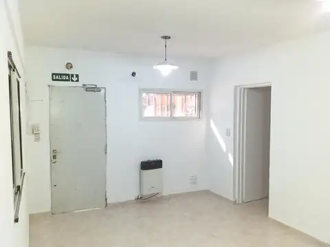 Pichincha, galpón de 500 m2, 2 oficinas, 2 baños.