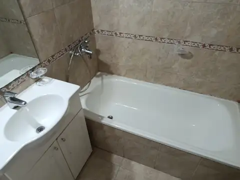 Pequeño monoambiente en excelente edificio con amenities Pileta, jardín, sum y vigilancia