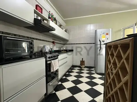Casa 4 ambientes con 2 baños