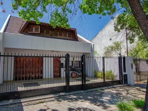 Casa 4 ambientes con jardin y apta a credito en Venta en Caseros!
