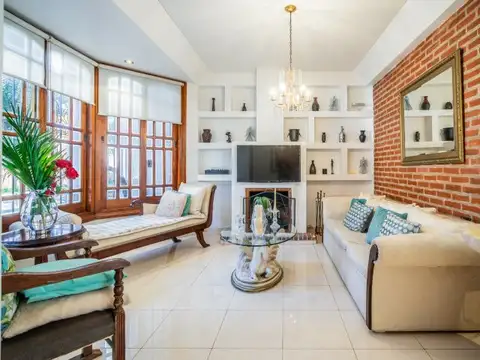 Casa en Venta con 2 cocheras