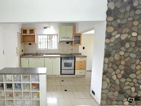 VENTA CASA 3 AMBIENTES C/ JARDIN Y COCHERA QUILMES