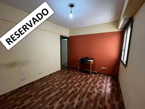 Depto 2 amb, lateral, 1º piso por escalera