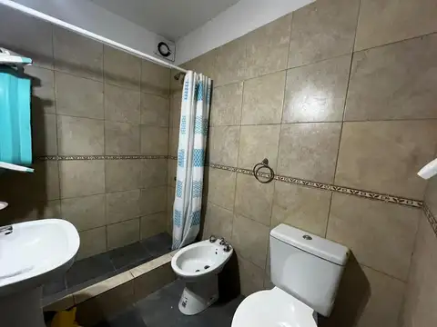 Depto 2 amb, lateral, 1º piso por escalera