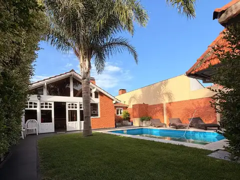 Casa en Divino Rostro 6 ambientes con quincho y piscina