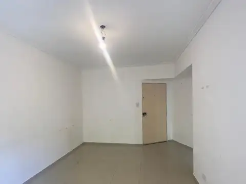 Depto 3 amb al frente con 2 balcones, gran living, cocina c/lavadero, luminoso. Disponible mediados Febrero 