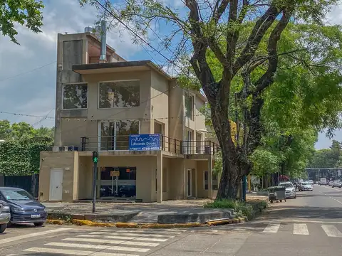 Moderno local doble altura en Acassuso