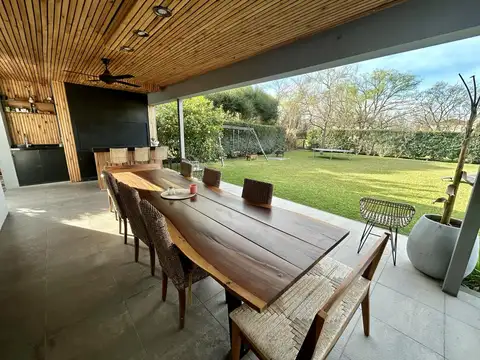 Casa 8 ambientes con 4 baños