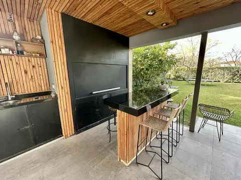 Casa en Venta con 2 cocheras