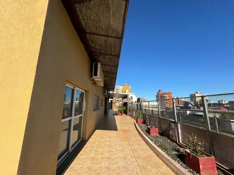 Hermoso departamento de cuatro dormitorios y amplia terraza