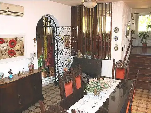 Pergamino 100  Casa de 4 ambientes con dependencia y garage  Flores