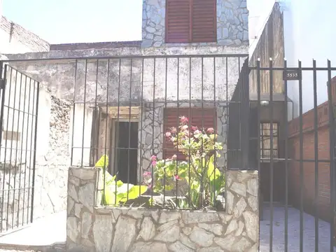 Lascano 5500  * // - Frente - PH (A Reciclar) - 5  amb. c/ patio y terraza.  COCHERA  Esp. aéreo. Sup. Total: 160  m² . Por m2. 800