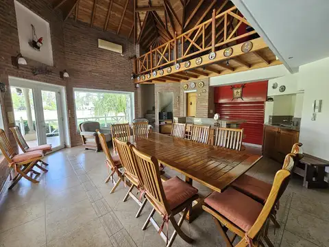 Casa en Venta con 8 cocheras