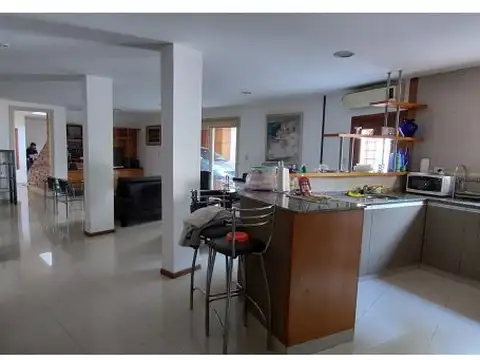 Casa en Venta con 3 cocheras