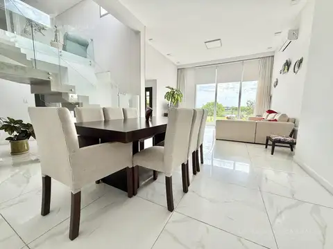 Casa 5 ambientes con 3 baños