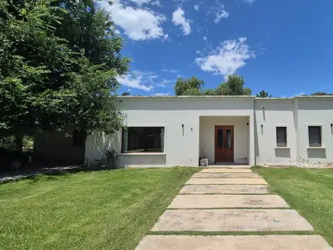 OPORTUNIDAD INVERSOR Apto crédito - casa 4 habitaciones y servicio con jardin 1500m