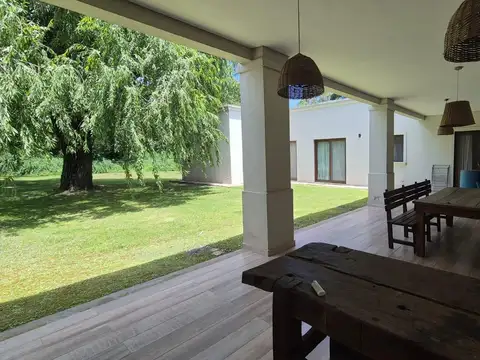 Casa en Venta con 3 cocheras