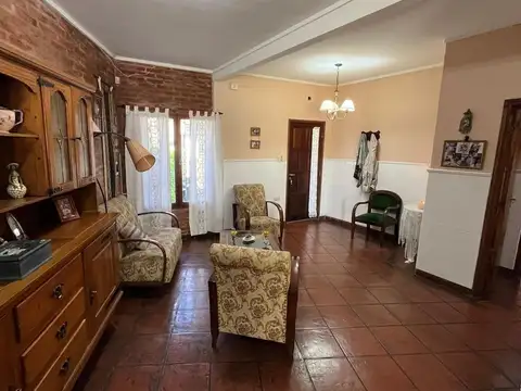 CASA FAMILIAR EN VENTA A MTS DE AV LUJÁN!