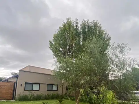 Casa 5 ambientes con 4 baños