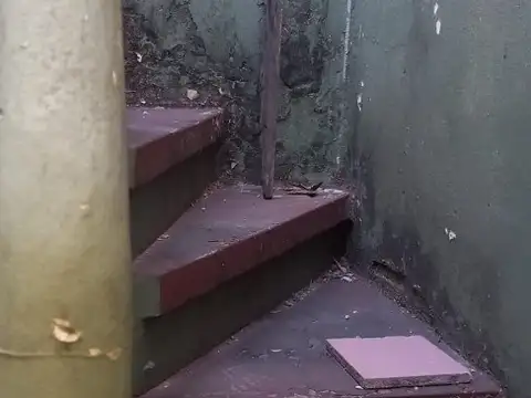 CASA SOBRE LOTE PROPIO, ESPACIO AEREO EXCELENTE UBICACION, PARA REFACCIONAR/AMPLIAR.