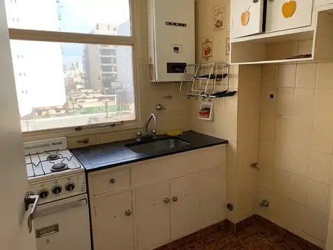 AMPLIO Y LUMINOSO DEPARTAMENTO DE DOS AMBIENTES, FRENTE, CON BALCON VISTA A LA CIUDAD, IMPECABLE