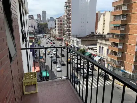 AMPLIO Y LUMINOSO DEPARTAMENTO DE DOS AMBIENTES, FRENTE, CON BALCON VISTA A LA CIUDAD, IMPECABLE