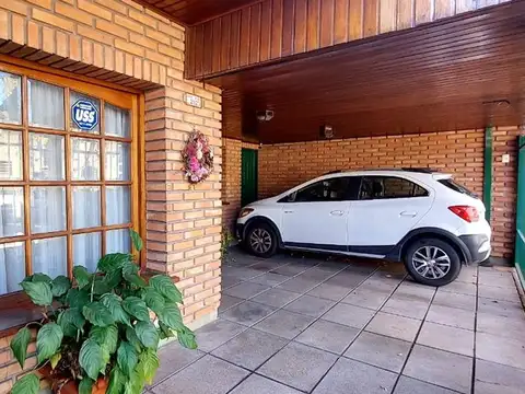 Casa 6 ambientes con 2 baños