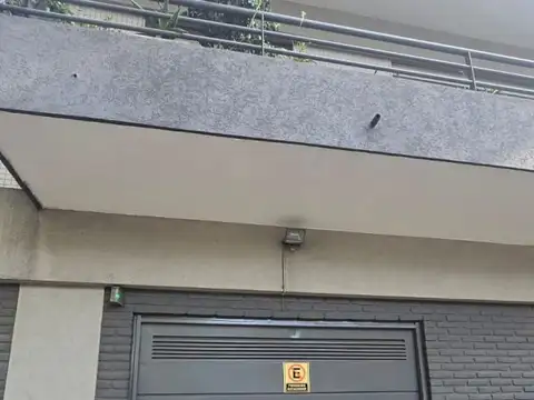 ALQUILER de COCHERA CENTRO de CASEROS de  21 hs a 9AM