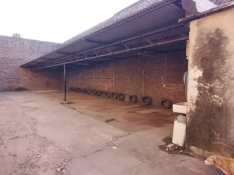 Local más playa de estacionamiento para 7 autos.