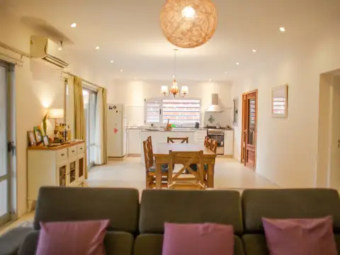 Casa en Venta con 2 cocheras