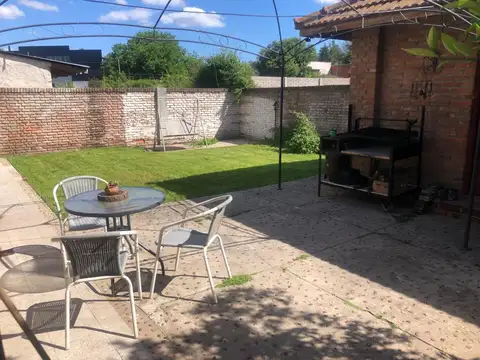 Casa 5 ambientes con 2 baños