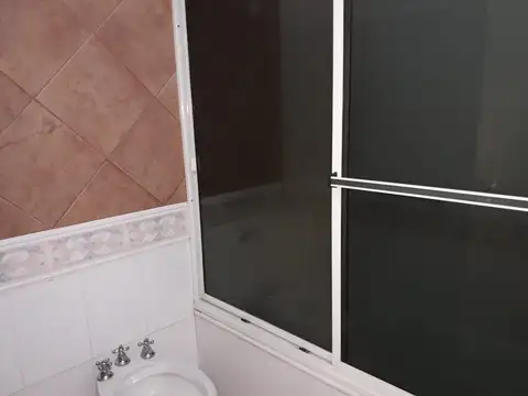 MORÓN CENTRAL - CASA DE 4 AMBIENTES+GARAJE (X2) - FONDO Y QUINCHO- PERMUTA X MENOR VALOR