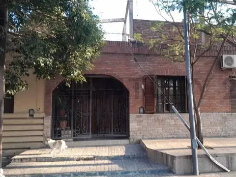 Oportunidad en Providencia: Casa con Cochera, 2 Dorm, Patio y Posibilidad de Ampliación – Renovada a